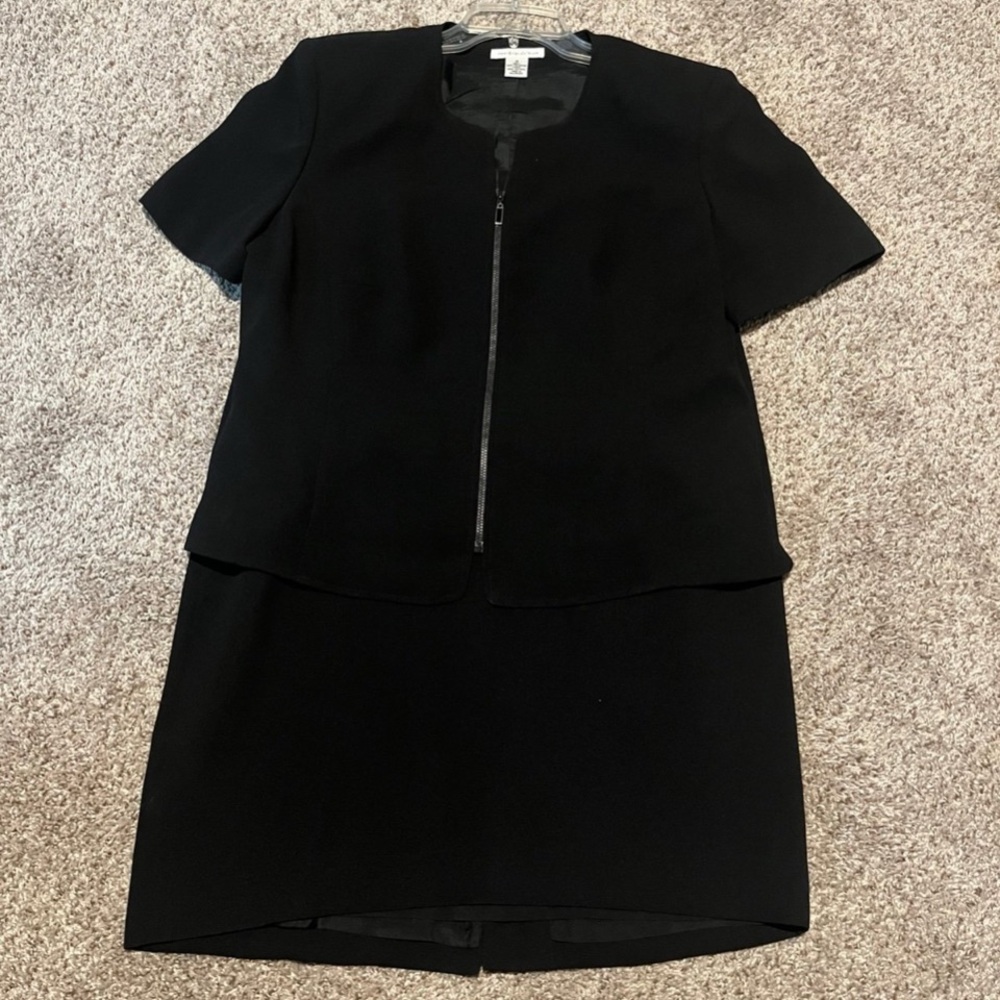 Preston & York Skirt Suit Set
Size 14 Short Sleeve
Measurements below
